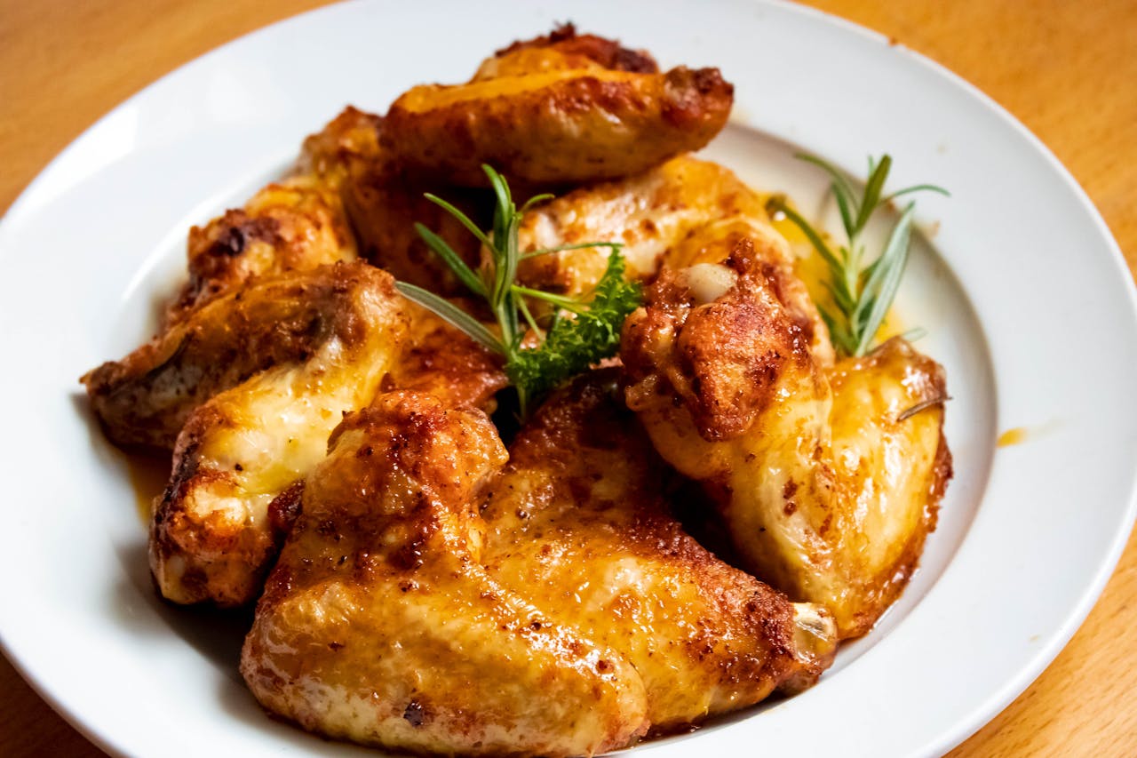Une assiette contenant du poulet rôti.