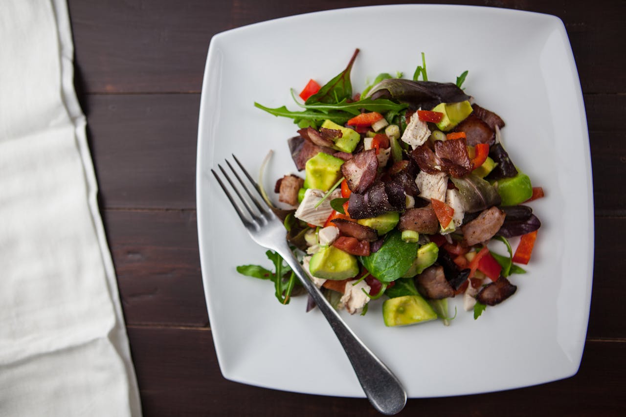 Une assiette contenant une salade composée sans viande.