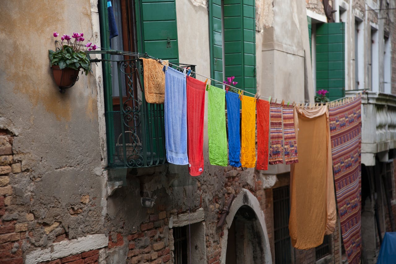 Du linge sèche sur une corde sur un balcon.