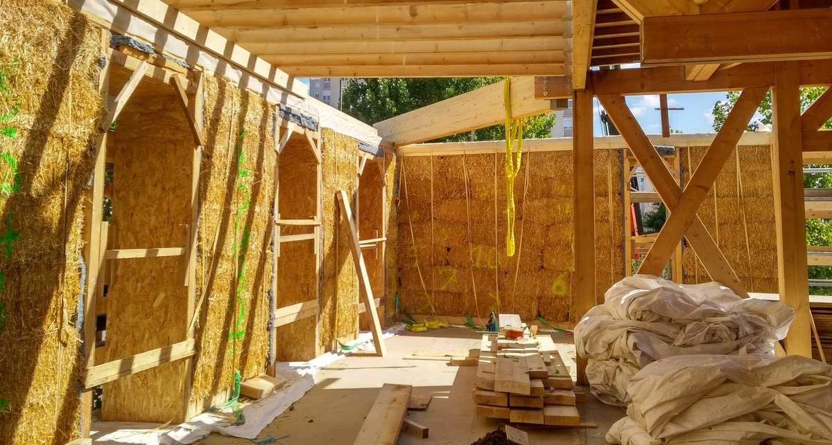 Vue de l'intérieur de la structure en bottes de paille du centre de loisir.